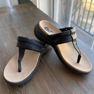 KURU Size 8 NWOT Black and Tan Leather Sandals